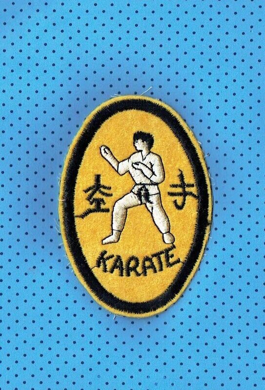 Patch/Écusson Broderie à Coudre - Position de Base "Karaté" Sous un Fond Jaune en Forme Ellipse pour une Dimension 10.5 x 7.4 cm