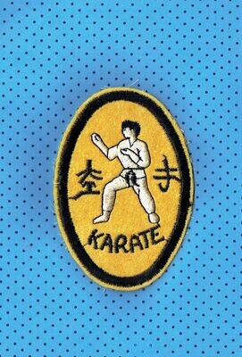 Patch/Écusson Broderie à Coudre - Position de Base "Karaté" Sous un Fond Jaune en Forme Ellipse pour une Dimension 10.5 x 7.4 cm