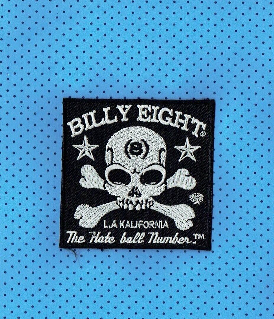 Patch/Écusson Broderie à Coudre - "Billy Eight", Représentant ; Un Crâne avec deux Os et N°8 - La Kalifornia sous un Fond Noir, Dimension  8.5 x 8.5 cm