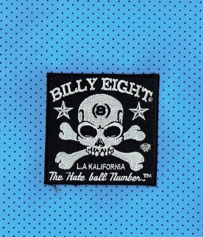 Patch/Écusson Broderie à Coudre - Patch/Écusson Broderie à Coudre - "Billy Eight", Représentant ; Un Crâne avec deux Os et N°8 - La Kalifornia sous un Fond Noir, Dimension 8.5 x 8.5 cm