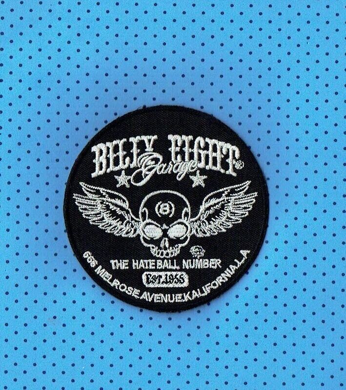 Patch/Écusson Broderie à Coudre - Billy Eight Patch/Écusson Broderie à Coudre - Billy Eight "Garage" Crâne avec Paire d'Aile et n°8 pour "The Hate Ball Number", sous un Fond Noir, Diamètre 8.5 cm