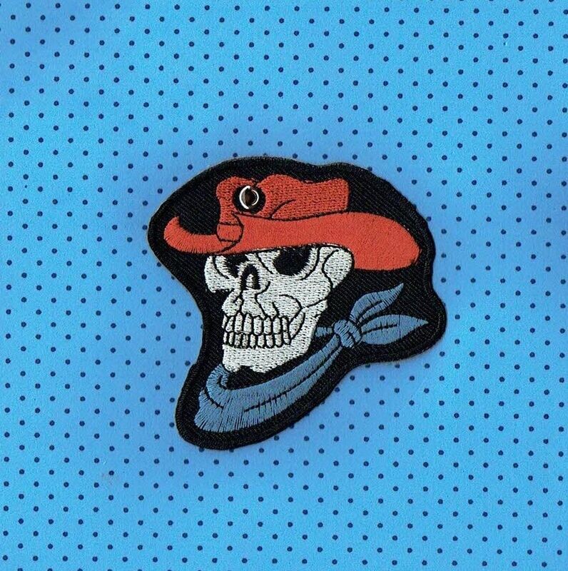 Patch/Écusson Broderie à Coudre - Portrait d'un Crâne Gris avec son Chapeau Rouge et son Foulard Bleu,Dimension 7.5 x 7 cm