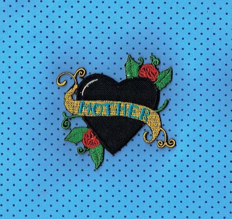 Patch/Écusson Broderie à Coudre - "Cœur Noir" Entouré de Deux Roses avec sa Banderoles Jaunes écrit "Mother", Dimension 8 x 7.5 cm