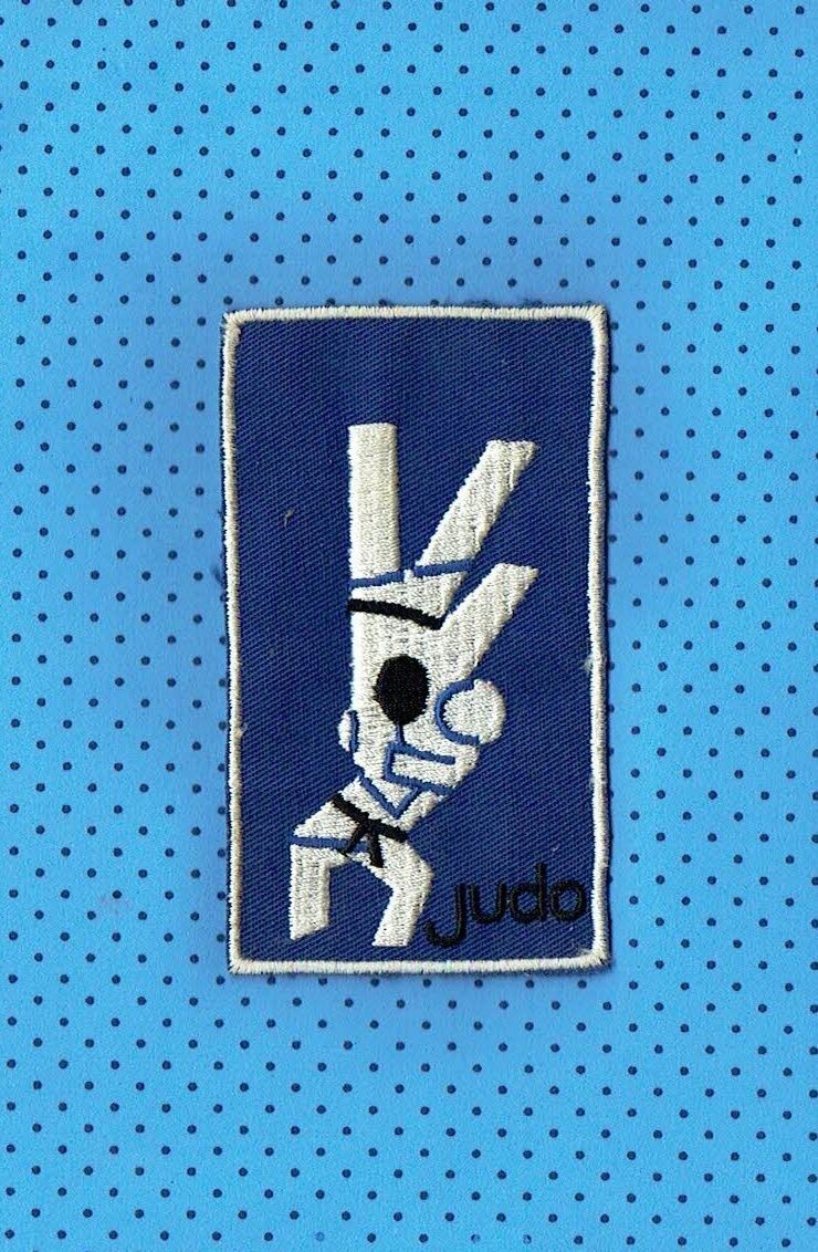 Patch/Écusson Broderie à Coudre - Mouvement de Prise de Judo sous un Fond Bleu Marine, Dimension 5.8 x 10 cm