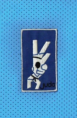 Patch/Écusson Broderie à Coudre - Mouvement de Prise de Judo sous un Fond Bleu Marine, Dimension 5.8 x 10 cm