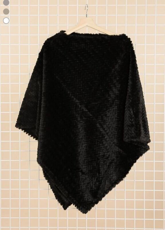 Poncho Noir - Fourrure Texturée - 100% Viscose Poncho Noir - Fourrure Texturée - 100% Viscose