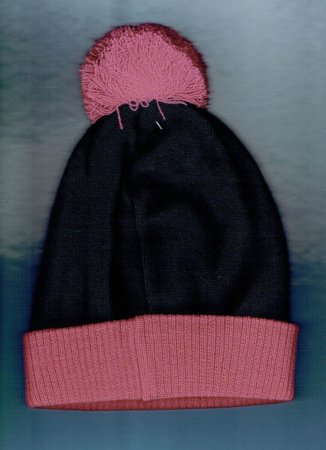 Un Bonnet de Couleur Bleu Marine avec un "Revers & Pom-Pom de Couleur Rose", " avec d'une Doublure Polaire