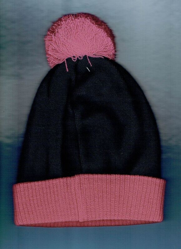 Un Bonnet de Couleur Bleu Marine avec un "Revers & Pom-Pom de Couleur Rose", " avec d'une Doublure Polaire