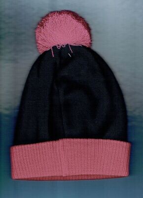 Un Bonnet de Couleur Bleu Marine avec un "Revers & Pom-Pom de Couleur Rose", " avec d'une Doublure Polaire