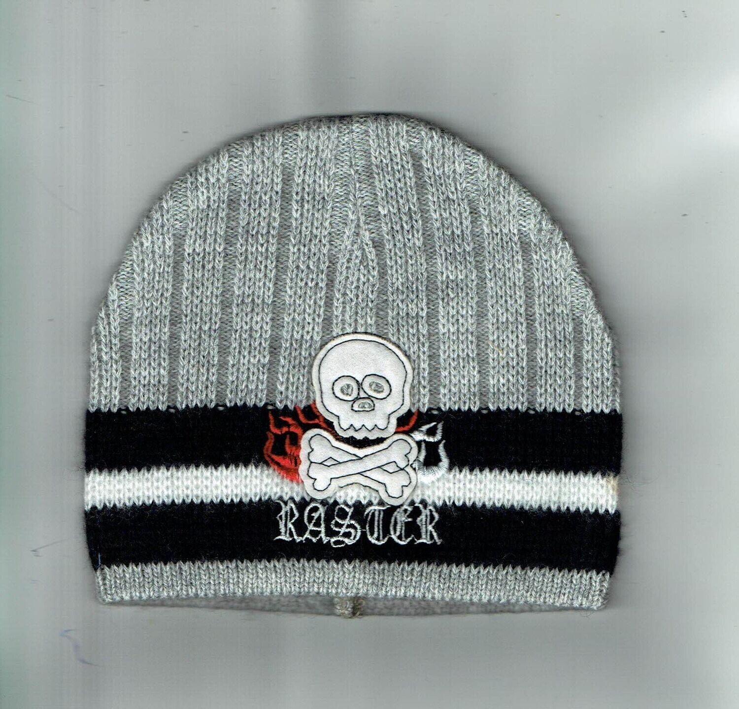 Un Bonnet de Couleur Gris, avec un Motif "Écusson Crânes Blanc et Os" et des Flammes Rouge et Blanc.