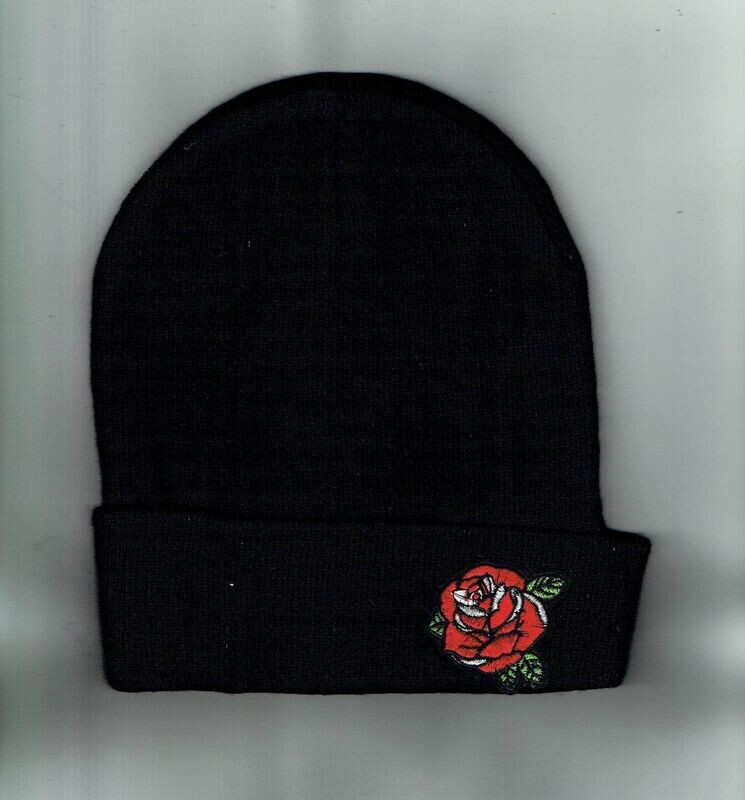 Un Bonnet de Couleur "Noir" avec Revers et en Déco sur le Revers sa "Rose Rouge et sa Feuille"