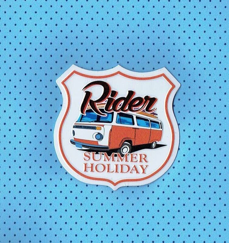 Magnet - Plaque Magnétique en Forme de Bouclier - Rider Summer Holiday - 11 x 11 cm