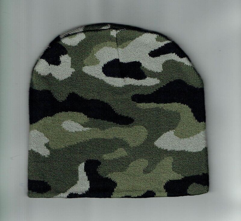 Un Bonnet de Couleur "Vert Camouflage Militaire" sur Composition de Couleur Vert/Noir/Gris/Camel