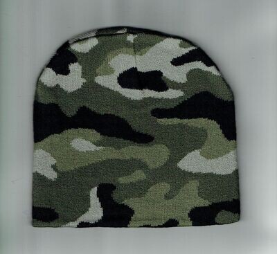 Un Bonnet de Couleur "Vert Camouflage Militaire" sur Composition de Couleur Vert/Noir/Gris/Camel