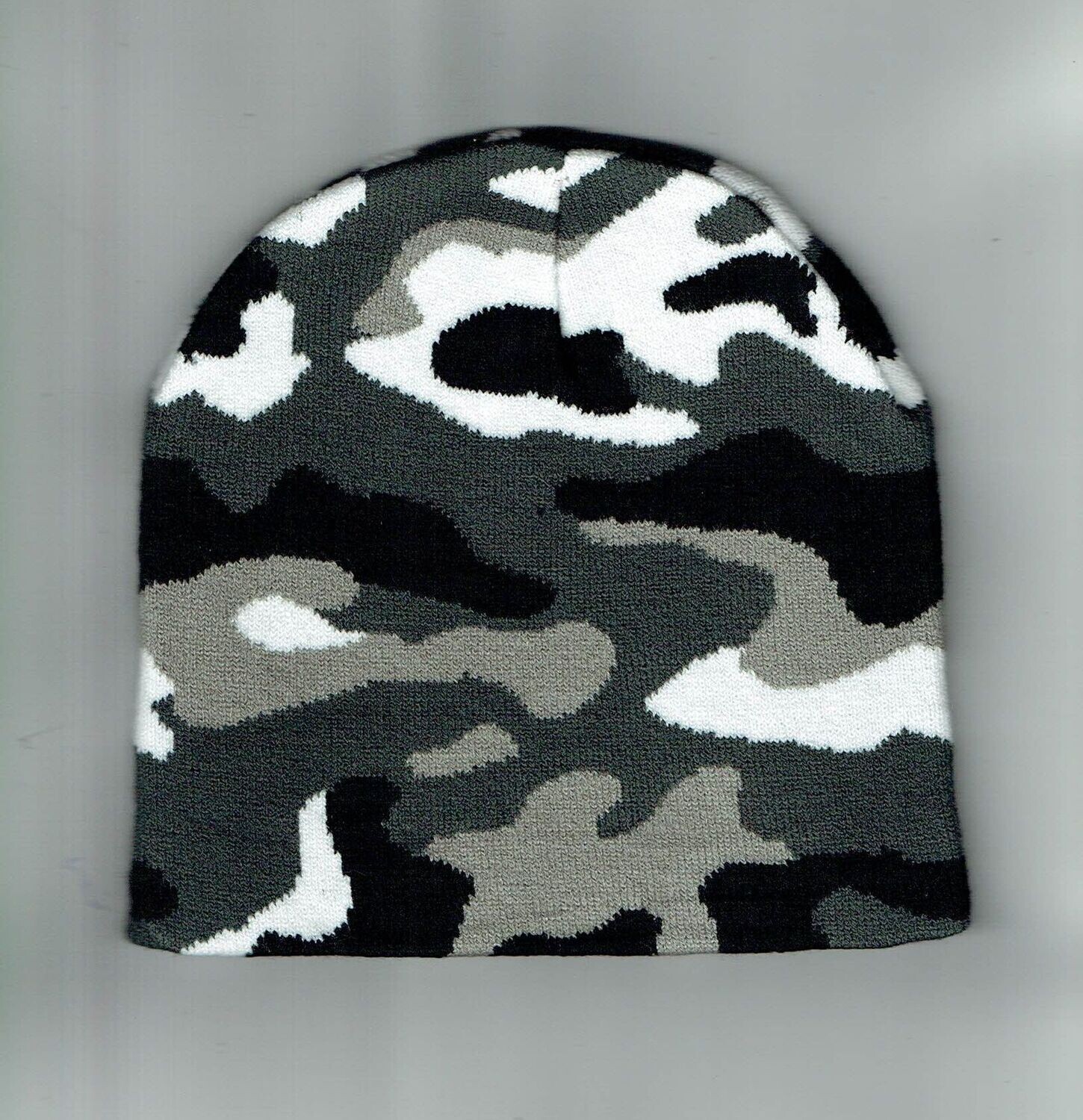 Un Bonnet de Couleur "Gris Militaire Camouflage" sur Composition de Couleur Gris/Noir/Gris Foncé/Blanc
