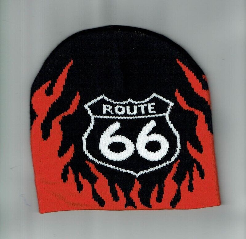 Un Bonnet Noir avec des Flammes Rouge et une Déco "Bouclier Route 66 Blanc"