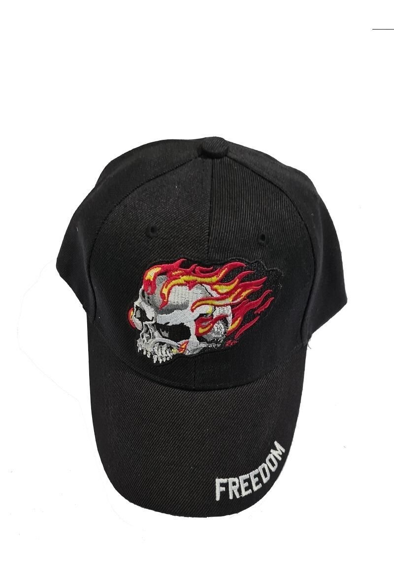 Une Casquette Noir avec une Broderie "Crâne Blanc, Flamme Rouge Jaune" et sur sa Visière Noire Bombée Broderie "Freedom"