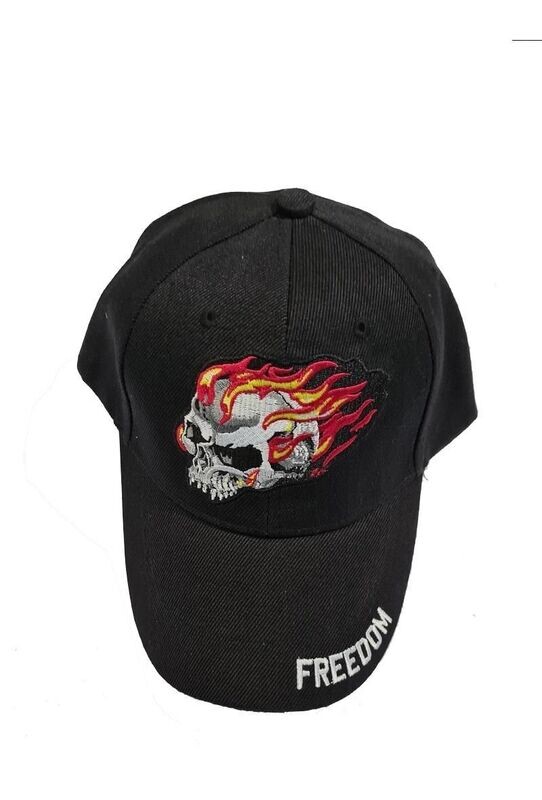 Une Casquette Noir avec une Broderie "Crâne Blanc, Flamme Rouge Jaune" et sur sa Visière Noire Bombée Broderie "Freedom"