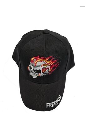 Une Casquette Noir avec une Broderie "Crâne Blanc, Flamme Rouge Jaune" et sur sa Visière Noire Bombée Broderie "Freedom"