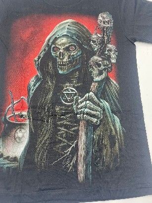 T-Shirt - M - Faucheur à Capuche avec Cheveux Long et sa Canne aux Trois Crânes, avec sa Marnite sur le Feu derrière Lui.