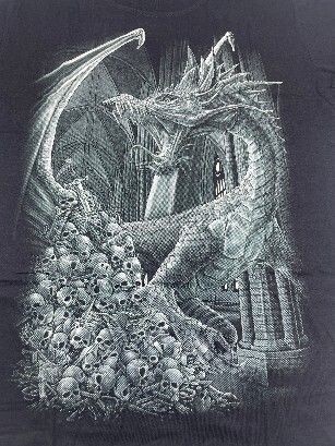 T-Shirt - L - Dragon dans un château avec une Piles de Crânes et une Épée sur Fond Blanc/Gris