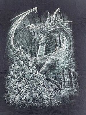 T-Shirt - L - Dragon dans un château avec une Piles de Crânes et une Épée sur Fond Blanc/Gris