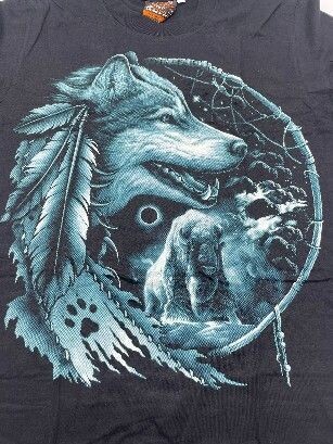 T-Shirt - XL - Portrait d'un Loup, Entouré d'un Collier Indien à Plumes Intérieure Troupeau et Bisons entier, sous une Lune Noire et un Fond Bleu/Vert. T-Shirt - XL - Portrait d'un Loup, Entouré d'un Collier Indien à Plumes Intérieure Troupeau et Bisons entier, sous une Lune Noire et un Fond Bleu/Vert.