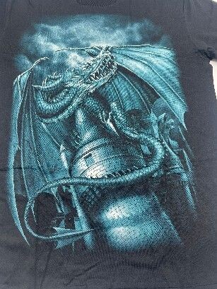 T-Shirt - L - Un Dragon s’accroche sur un Donjon pour Combattre les Chevaliers sur Fond Bleu/Vert