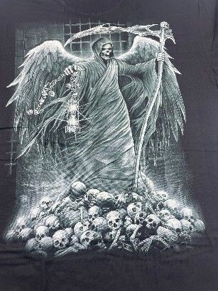 T-Shirt - L - Une Faucheuse Blanche avec une Paire d'Ailes Magnifique sur sa Montagne de Crânes avec sa Lanterne et sa Fourche sur un Blanc/Gris