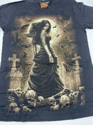 T-Shirt - 2XL - Une Girl aux Cheveux Noir Longue avec sa Robe Noir dans un Cimetière, peuplées de Chauve-souris et Corbeaux Volant et de Crânes, vous Attente à Minuit.