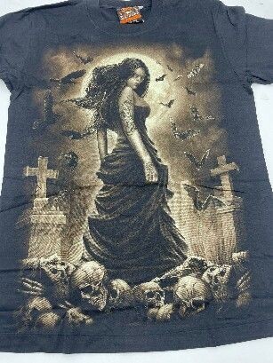 T-Shirt - L - Une Girl aux Cheveux Noir Longue avec sa Robe Noir dans un Cimetière, peuplées de Chauve-souris Volante et de Crânes, vous Attente à Minuit