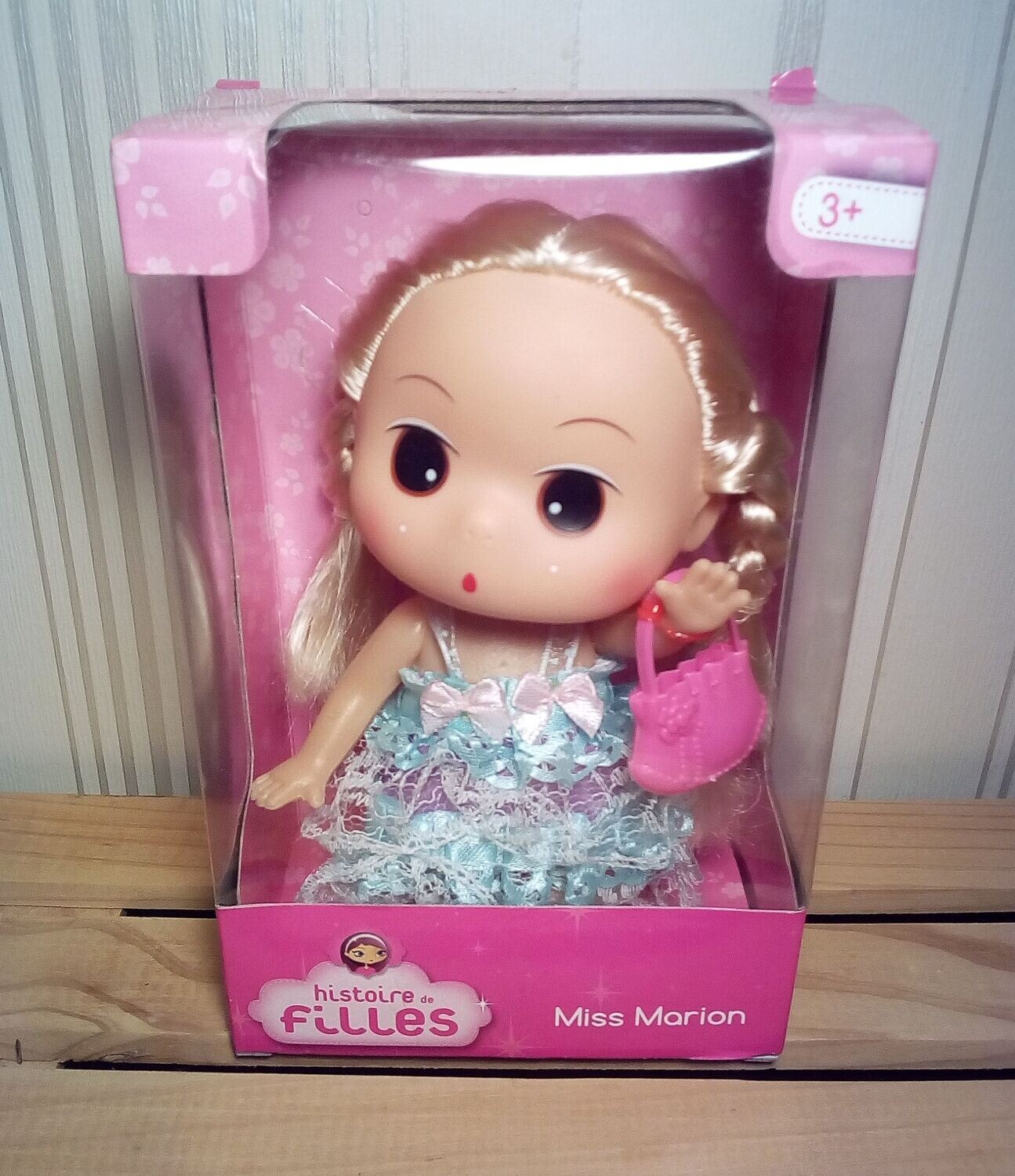 La Poupée Miss "Marion" avec sa Robe de Couleur Bleu Dentelles éveillera la gentillesse de votre Enfant - Hauteur 15 cm