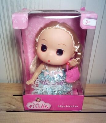 La Poupée Miss "Marion" avec sa Robe de Couleur Bleu Dentelles éveillera la gentillesse de votre Enfant - Hauteur 15 cm