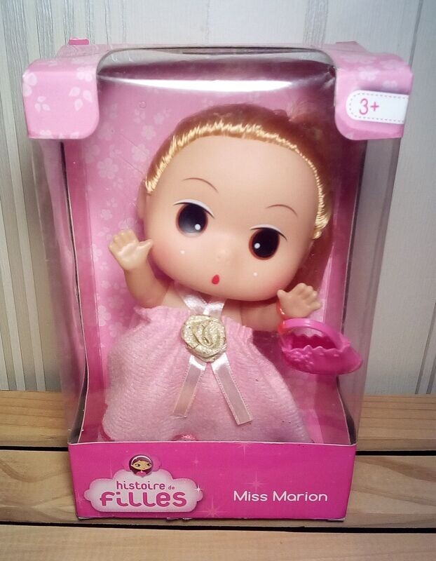 La Poupée Miss "Marion" avec sa Robe de Couleur Rose Dentelles éveillera la gentillesse de votre Enfant - Hauteur 15 cm