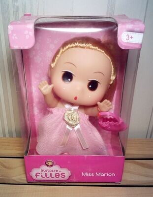 La Poupée Miss "Marion" avec sa Robe de Couleur Rose Dentelles éveillera la gentillesse de votre Enfant - Hauteur 15 cm