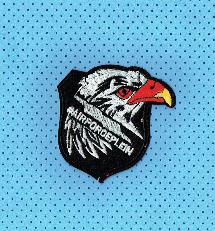 Patch/Écusson Broderie à Coudre - Portrait d'un Aigle au Bec Rouge, sur son Bouclier, avec Logo Patch/Écusson Broderie à Coudre - Portrait d'un Aigle au Bec Rouge, sur son Bouclier, avec Logo "Air Porce Plein", sous un Fond Noir, Dimension 8 x 8.4 cm