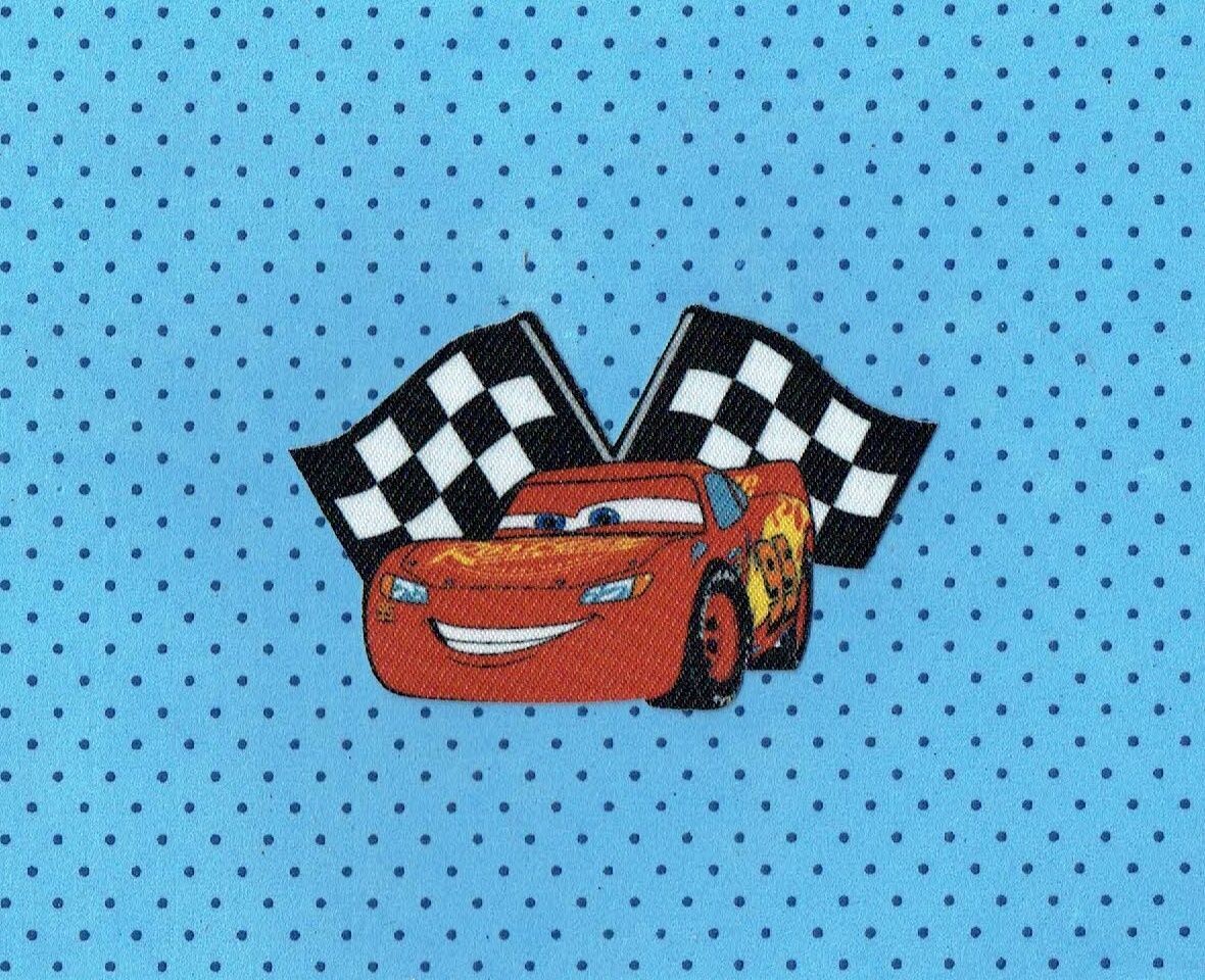 Patch/Écusson Broderie à Coudre - "Car" La voiture de Course Rouge sur le point de départ, avec ses deux Drapeaux, Dimension 7.8 x 4.6 cm