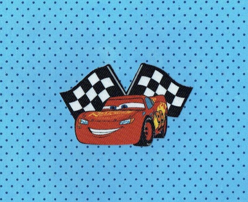 Patch/Écusson Broderie à Coudre - "Car" La voiture de Course Rouge sur le point de départ, avec ses deux Drapeaux, Dimension 7.8 x 4.6 cm