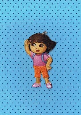 Patch/Écusson Broderie à Coudre - Dora l'Exploratrice  avec son Sac à Dos qui Regarde le paysage, Dimension 6.7 x 3.7 cm