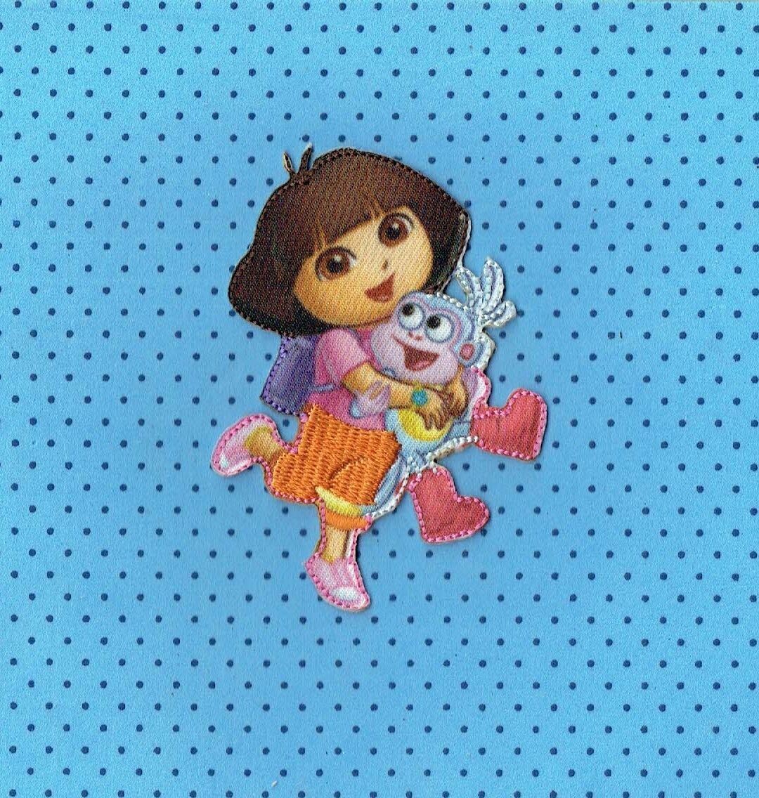 Patch/Écusson - Dora l'Exploratrice Sac à Dos Son Singe dans ses Bras- 8 x  6 cm