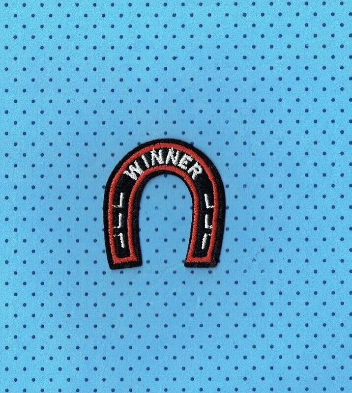 Patch/Écusson Broderie à Coudre - Fer à Cheval Rouge sous un Fond Noir avec Logo "Winner", Dimension 4.7 x 4.4 cm