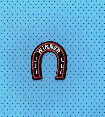 Patch/Écusson Broderie à Coudre - Fer à Cheval Rouge sous un Fond Noir avec Logo "Winner", Dimension 4.7 x 4.4 cm