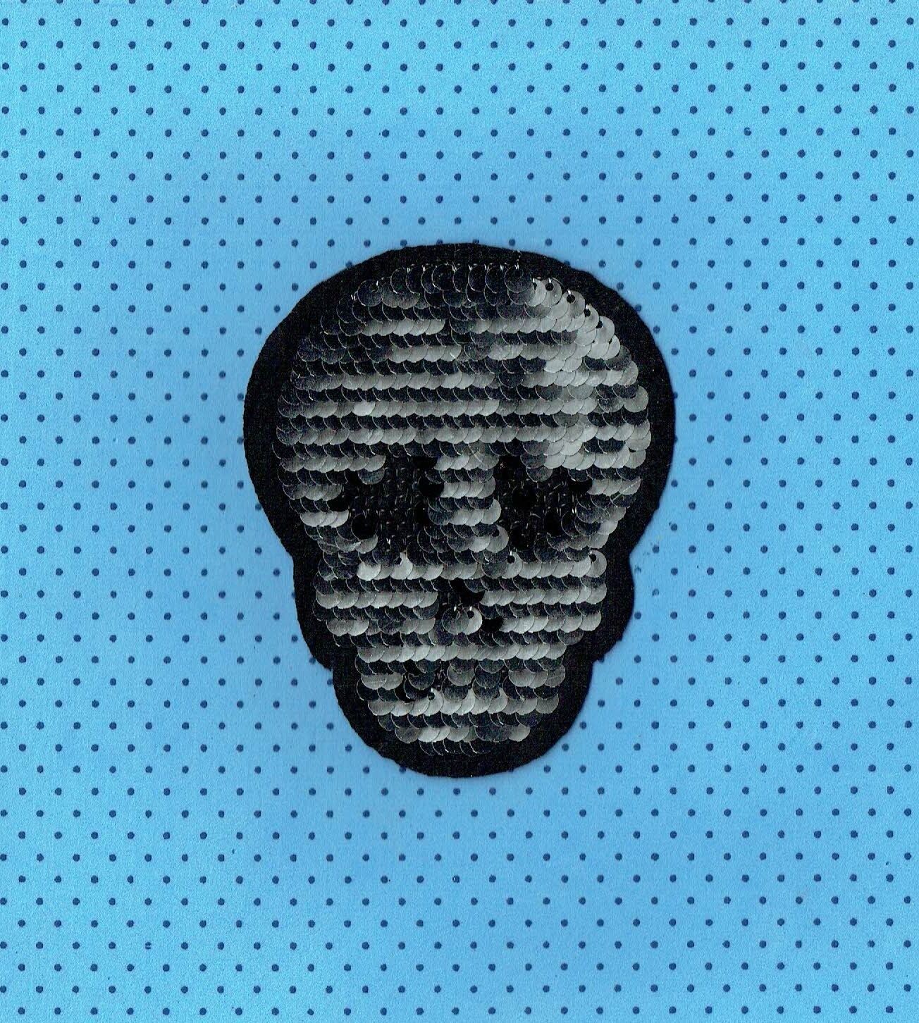 Patch/Écusson Broderie à Coudre - Un Crâne Cré en Paillettes de Couleur Gris Argenté, Dimension 9.5 x 7.5 cm