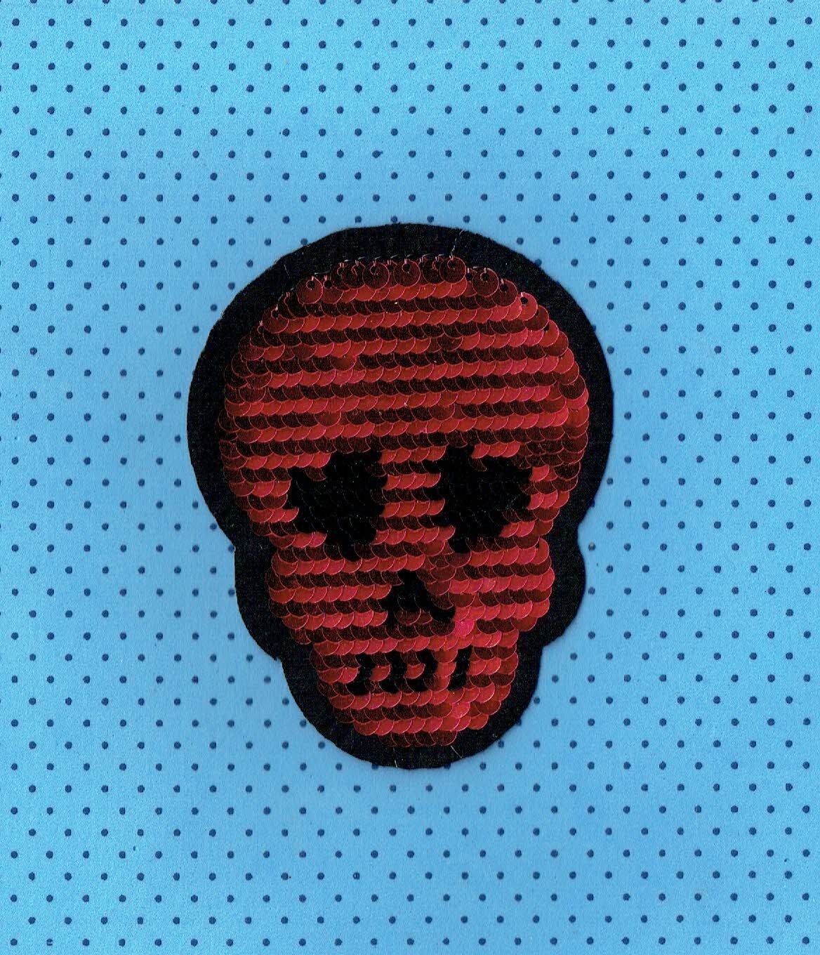 Patch/Écusson Broderie - Un Crâne Cré en Paillettes de Couleur Rouge Argenté - 10 x 7.5 cm