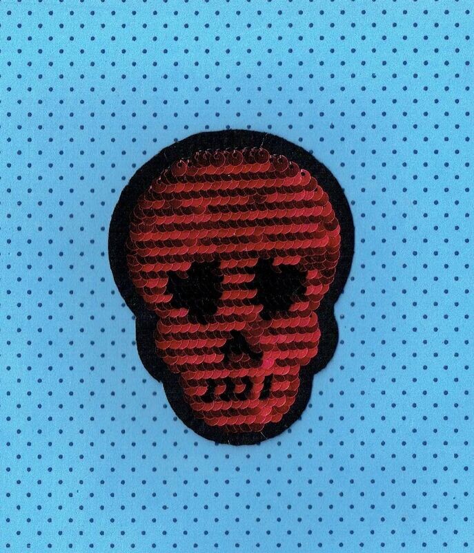 Patch/Écusson Broderie - Un Crâne Cré en Paillettes de Couleur Rouge Argenté - 10 x 7.5 cm