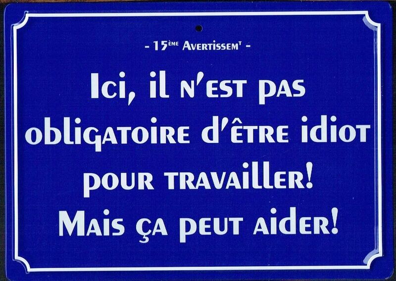 Plaque Imprimée "Ici, il n'est pas Obligatoire d'être idiot pour travailler ! Mais ça peut Aider" - Sur Fond Bleu - 125 x 175 mm