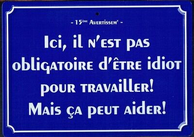 Plaque Imprimée "Ici, il n'est pas Obligatoire d'être idiot pour travailler ! Mais ça peut Aider" - Sur Fond Bleu - 125 x 175 mm