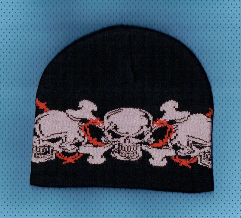 Un Bonnet de couleur Noir, avec un motif "Cinq Crânes" Autour du Bonnet et d'un Fil Barbelé Rouge