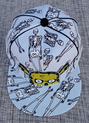 Une Casquette Blanc -Avec Impression de Squelettes de Couleur Blanc et Logo  " Demi Crâne Jaune".