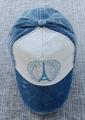 Une Casquette Jean's de Couleur Bleu Marine/Crème avec une Impression "Tour Eiffel,Paris France" et sa Visière Bombée Bleu Marine
